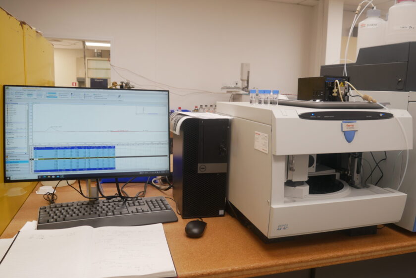 A ICP-OES equipment during the analysis of semiconductor ultrapure water for trace metal detection, in a high-tech laboratory environment.